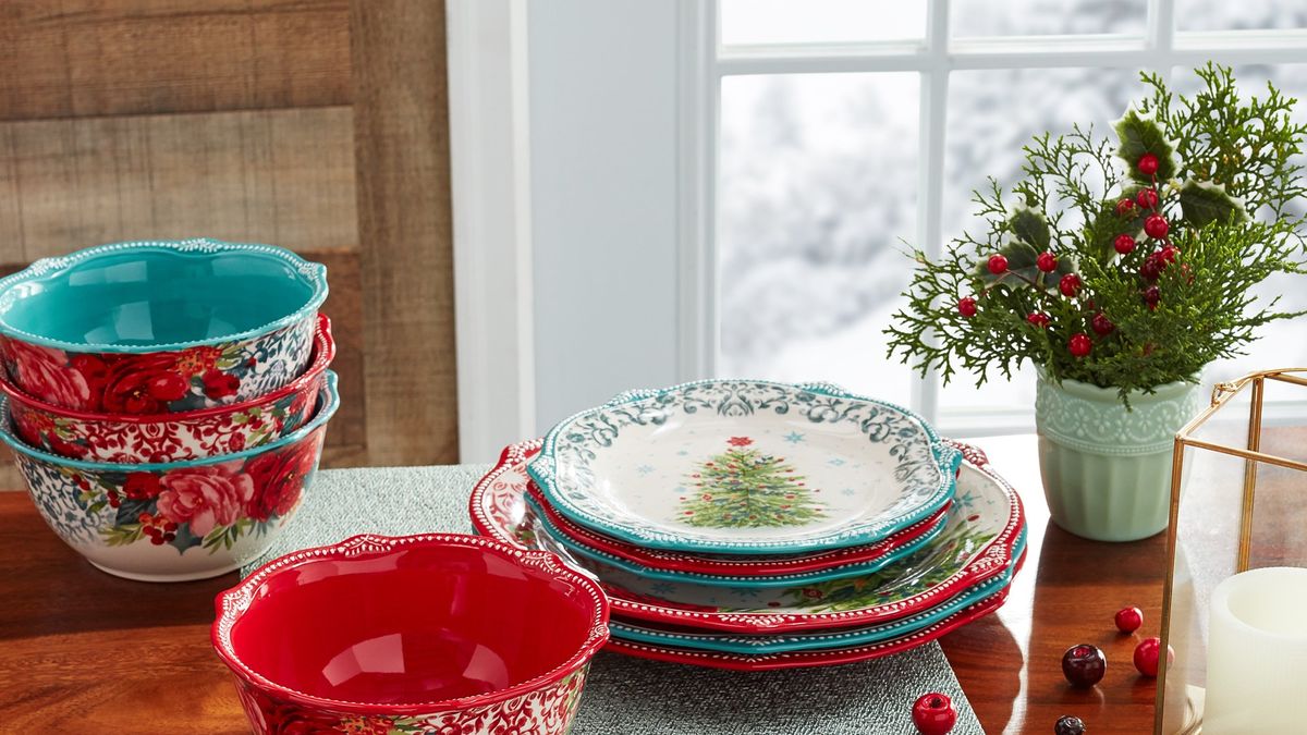 https://hips.hearstapps.com/hmg-prod/images/the-pioneer-woman-holiday-dinnerware-set-1639414662.jpeg?crop=1xw:0.5625xh;center,top&resize=1200:*