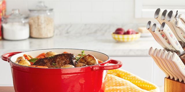 https://hips.hearstapps.com/hmg-prod/images/the-pioneer-woman-holiday-dutch-ovens-walmart-1637682948.jpeg?crop=1.00xw:0.502xh;0,0.218xh&resize=640:*
