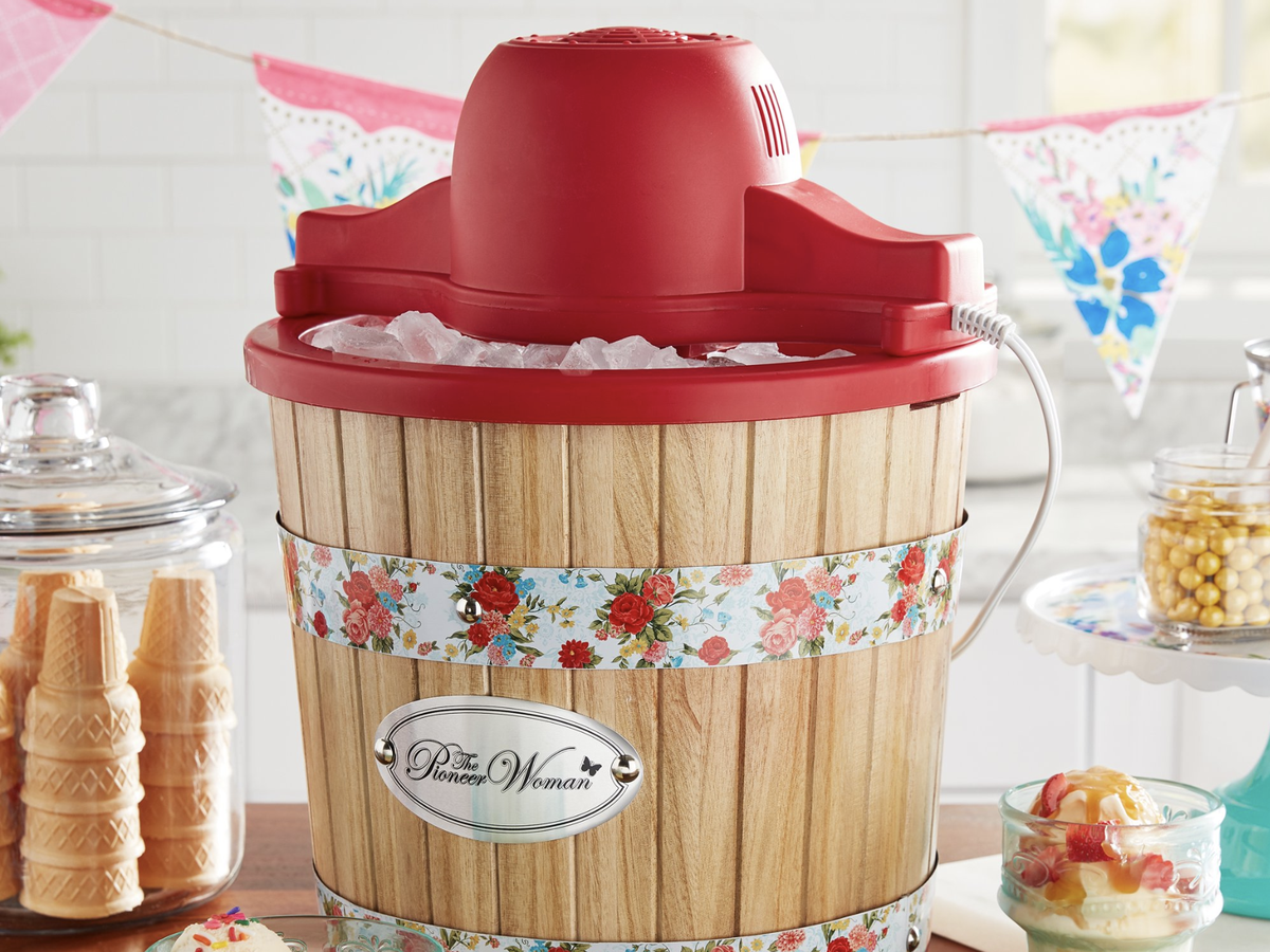 https://hips.hearstapps.com/hmg-prod/images/the-pioneer-woman-ice-cream-maker-1657142933.png?crop=1xw:0.7508650519031141xh;center,top&resize=1200:*