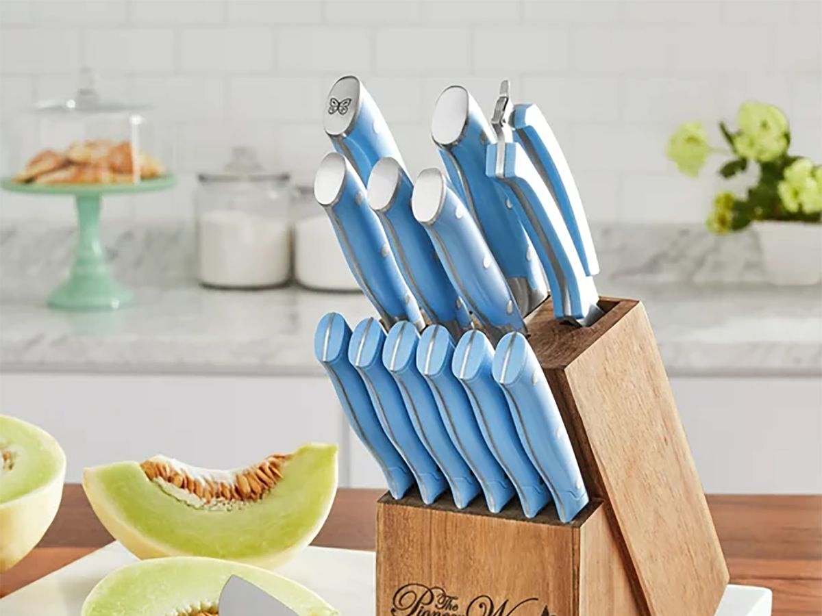 https://hips.hearstapps.com/hmg-prod/images/the-pioneer-woman-knife-set-64931173eda8d.jpg?crop=1xw:0.75xh;center,top&resize=1200:*