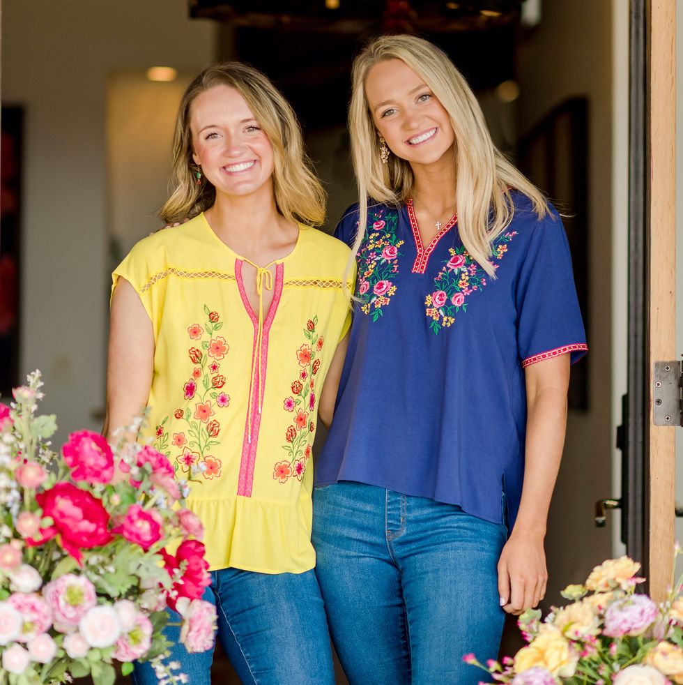 the pioneer woman summer tops modeled by alex and paige