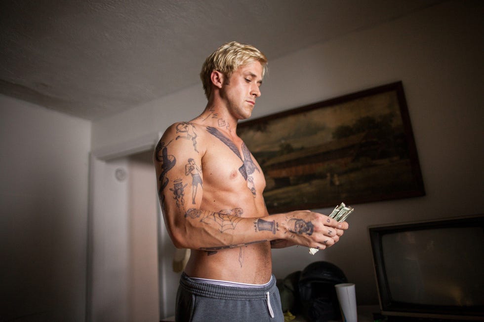 ryan gosling en una escena de the place beyond the pines maquillado con tatuajes