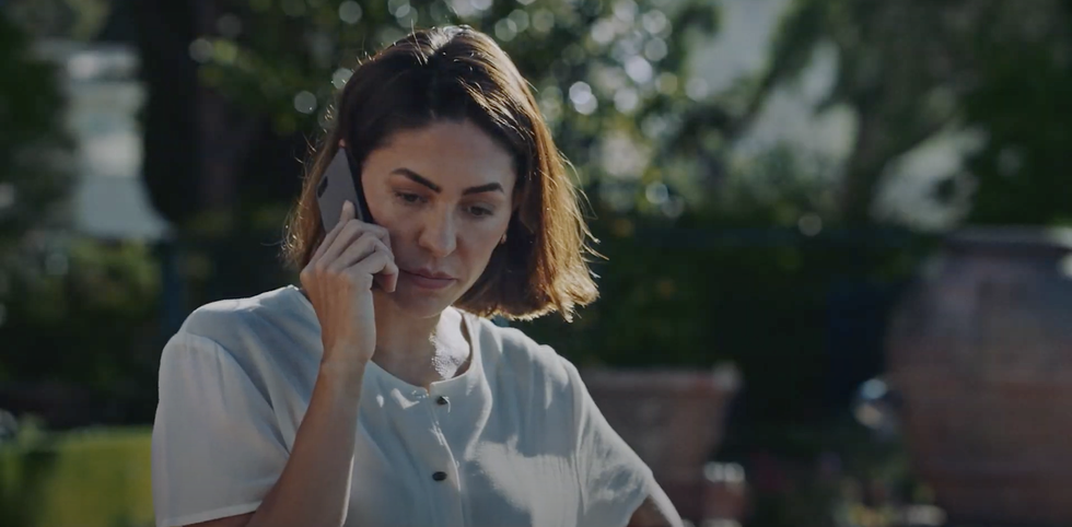 Natalia Cordova Buckley als Sofia im Porträt, eine Frau steht draußen und redet mit einem Handy