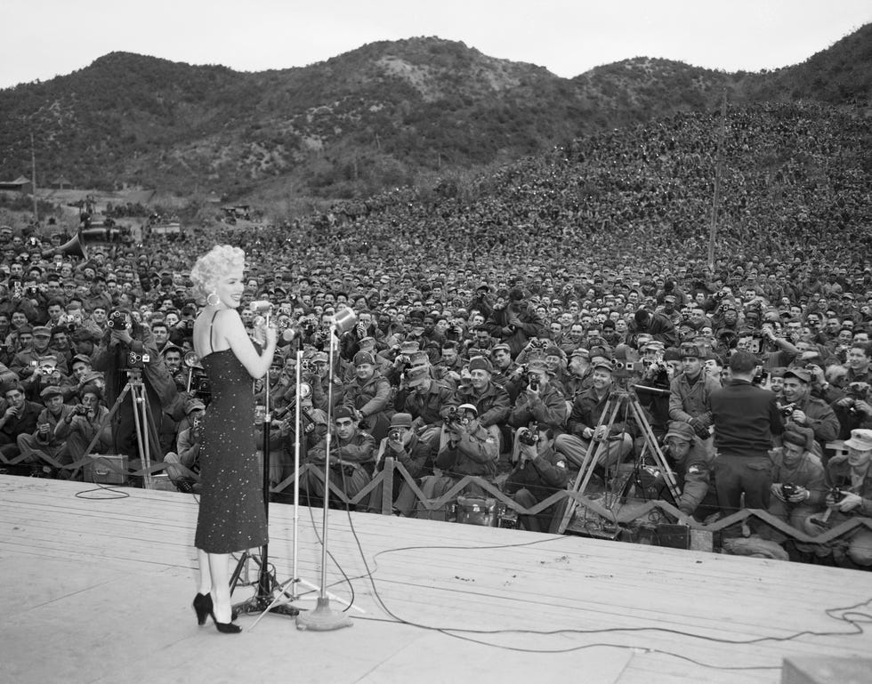 marilyn monroe sings for troops