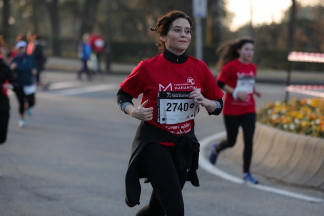 la presidenta de la comunidad de madrid isabel díaz ayuso corre la 9ª carrera por la salud mental