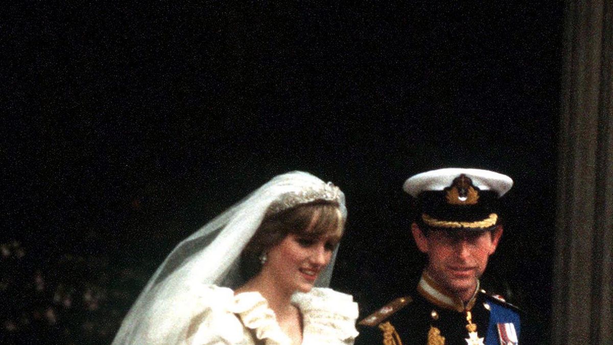 The Crown: The True Story Behind Princess Diana's Wedding Dress