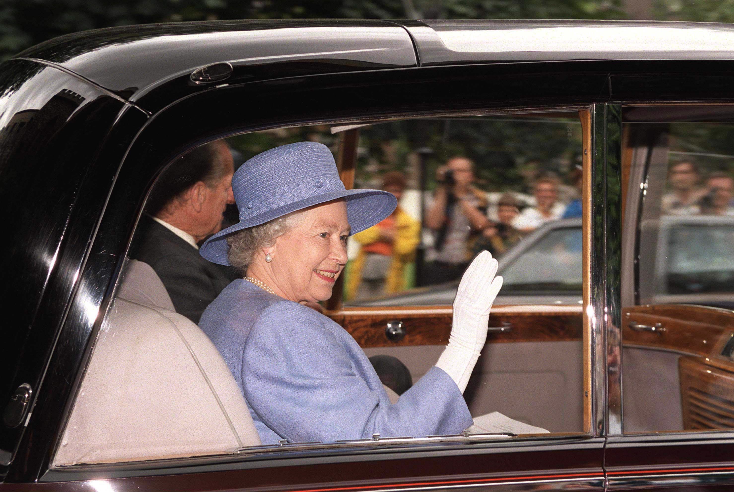 Queen Elizabeth II's Vintage Rolls Royce Is Up for Sale - The Queen's  Phantom Is Up for Auction