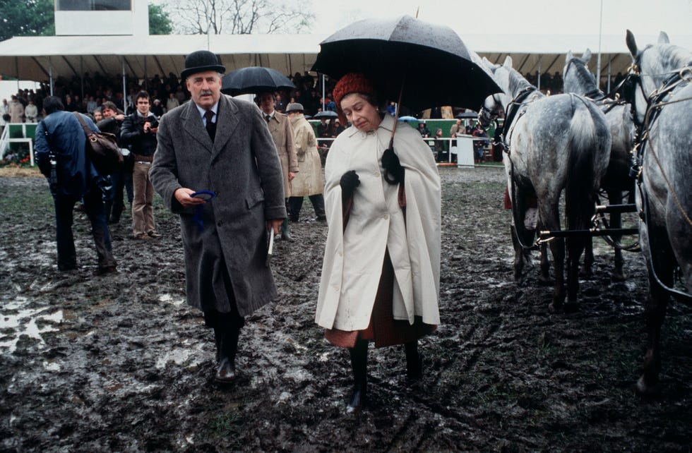 queen elizabeth walking through mud at windsor horse show