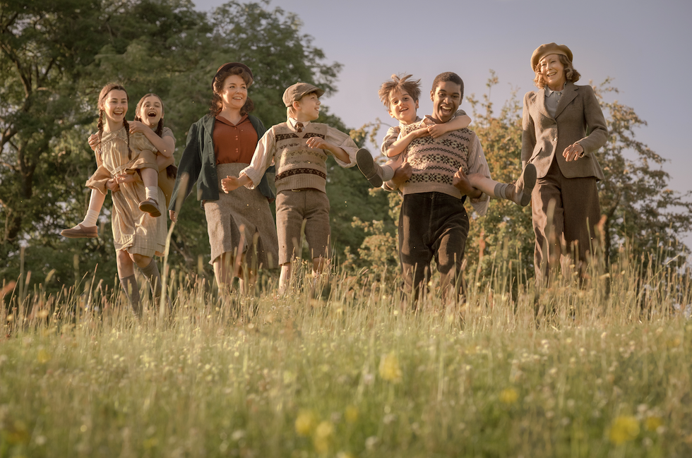 l r beau gadsdon as lily, eden hamilton as pattie, sheridan smith as annie, austin haynes as thomas, zac cudby as ted, kj aikens as abe and jenny agutter as bobbie