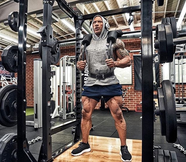 Dwayne Johnson The Rock machaca sus piernas como nunca con un