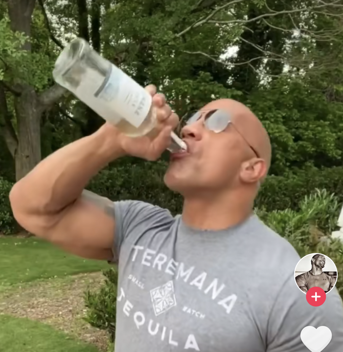 Dwayne Johnson convida 'sósia' para tomar tequila após policial