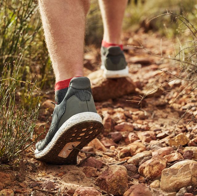hombre caminando por un sendero