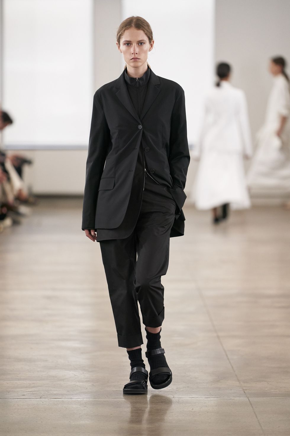 【紐約時裝週】The Row 紐約名媛的黑白極簡風穿搭！歐森雙胞胎的每一件設計都是上流少女必備款