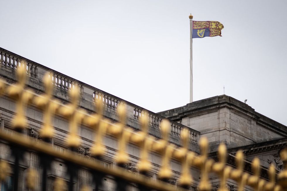 英國白金漢宮降半旗哀悼菲利普親王逝世，但「皇家旗幟」不能動？關於白金漢宮的8個知識