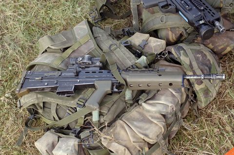 an sa80 assault rifle