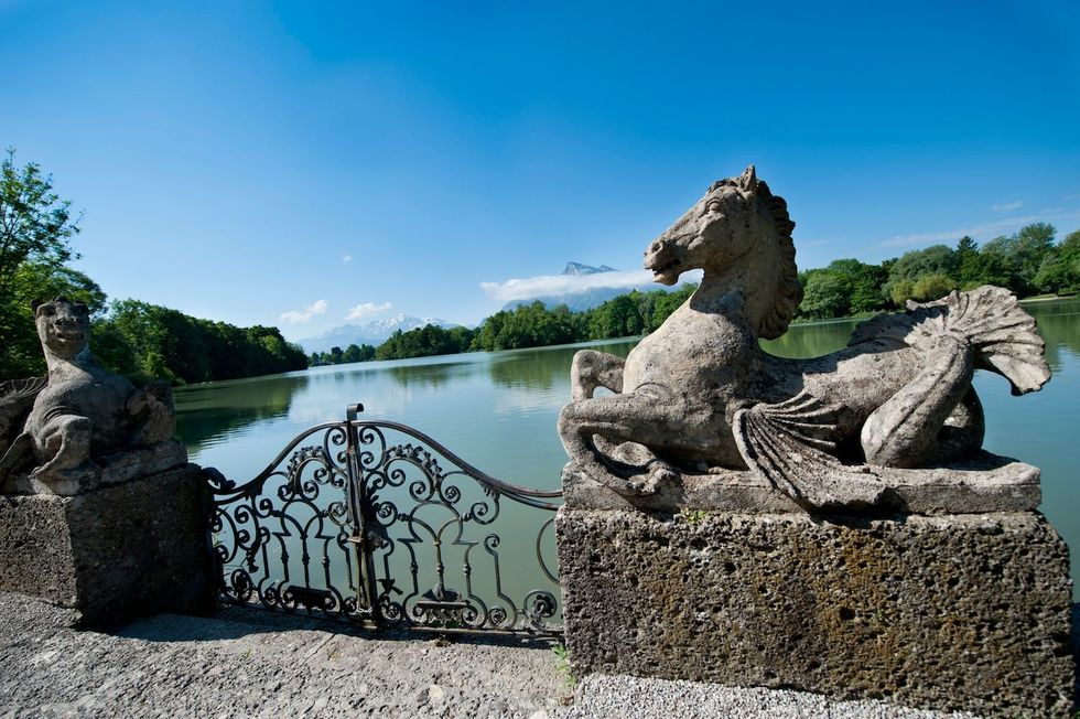 Twee exemplaren van Pegasus sieren de oever van het meer bij Schloss Leopoldskron duidelijk herkenbaar inThe Sound of Music met op de achtergrond de Untersberg