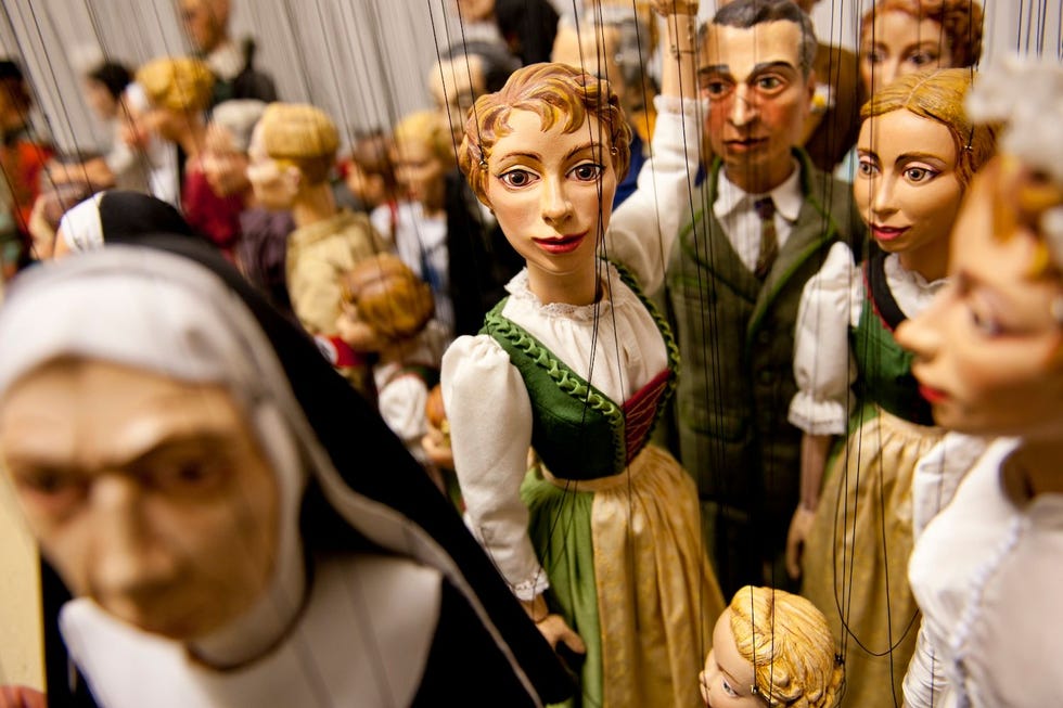 Sinds een paar jaar wordt het verhaal van de hele film vertolkt in het marionettentheater met vijf verschillende Mariapoppen en in totaal 21 poppen voor de kinderen