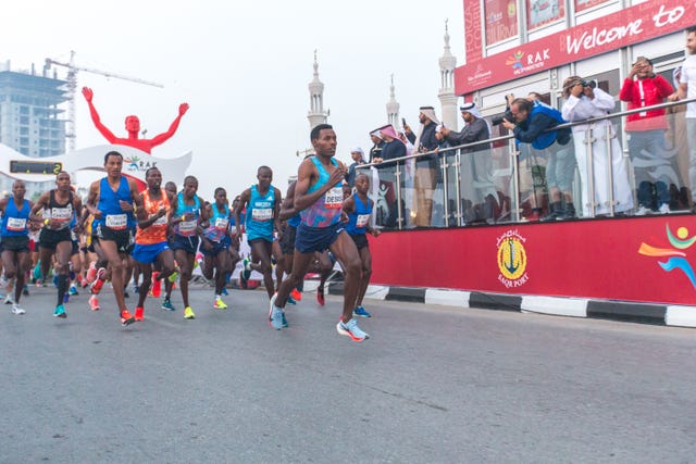 varios atletas corren en la salida de la media maratón de ras al khaiman en 2018