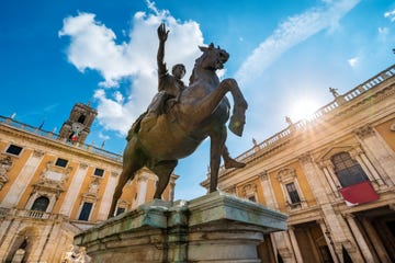 een standbeeld van marcus aurelius op de capitolijn in rome