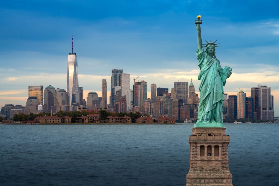 la estatua de la libertad con el skyline de nueva york