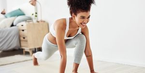健康促進や﻿ダイエットなど、運動を始めるきっかけは人それぞれ。専門家たちによれば、運動には他にも多くの精神的・身体的メリットが期待できるよう。そこで本記事では、免疫力向上や幸福度のアップ、性生活の向上など、パーソナルトレーナーが解説する「運動をすることで期待できるあらゆる面でのメリット」をお届けします。
