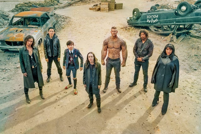 klaus robert sheehan, ﻿ben justin h min, cinco aidan gallagher, vanya ellen page, luther tom hopper, diego david castañeda y allison emmy raver lampman, en una imagen promocional de la segunda temporada de 'the umbrella academy'