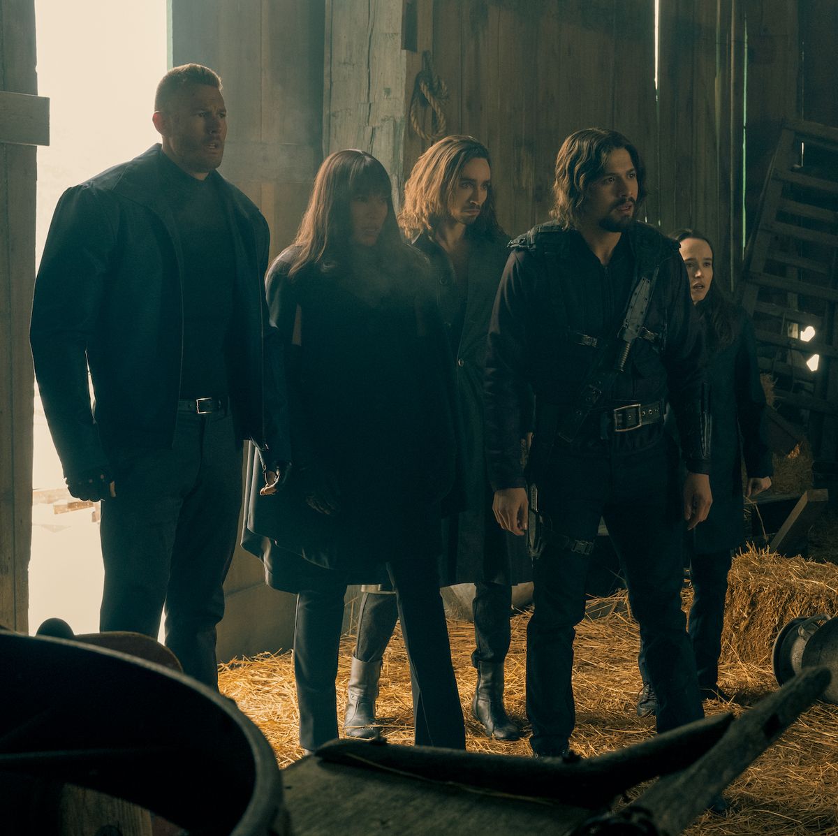 the umbrella academy l to r tom hopper as luther hargreeves, emmy raver lampman as allison hargreeves, robert sheehan as klaus hargreeves, david castaÑeda as diego hargreeves and ellen page as vanya hargreeves in the umbrella academy cr christos kalohoridisnetflix © 2020