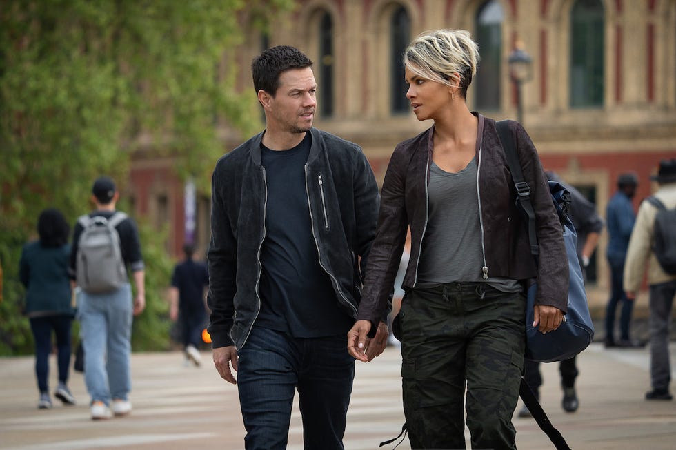 the union l to r mark wahlberg as mike producer and halle berry as roxanne in the union cr laura radfordnetflix copy 2023