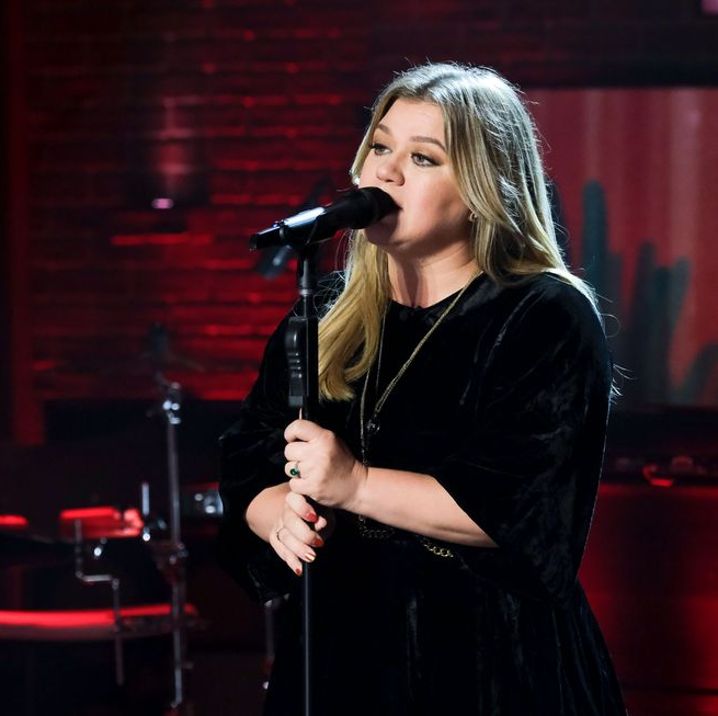 kelly clarkson fans are emotional after seeing the singer's scornful message to a "traitor"