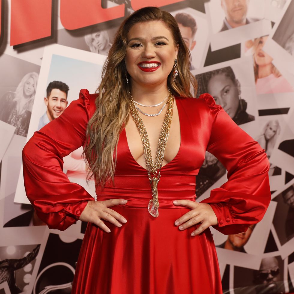 Bil Stå op i stedet Nedrustning The Voice' Fans Can't Stop Attacking Kelly Clarkson's Bold Instagram Look  With Fire Emojis