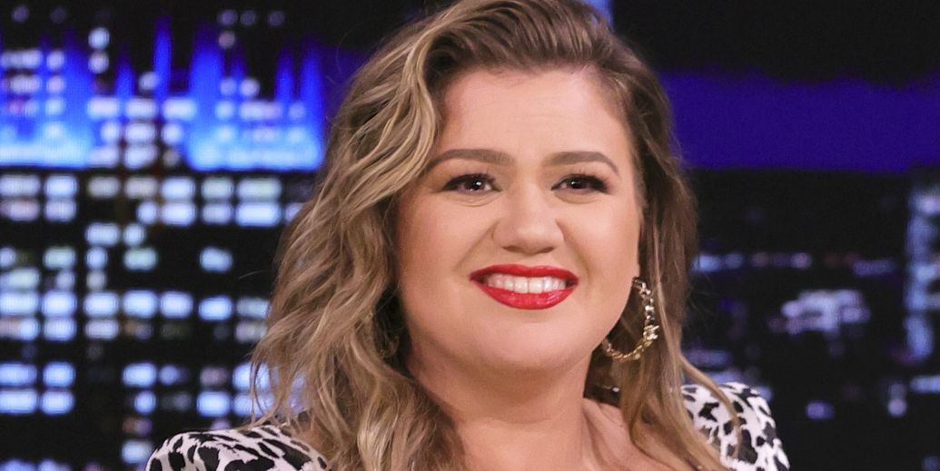 ‘The Voice’ Star Kelly Clarkson Stops Fans in Their Tracks With Her Bold See-Through Outfit
