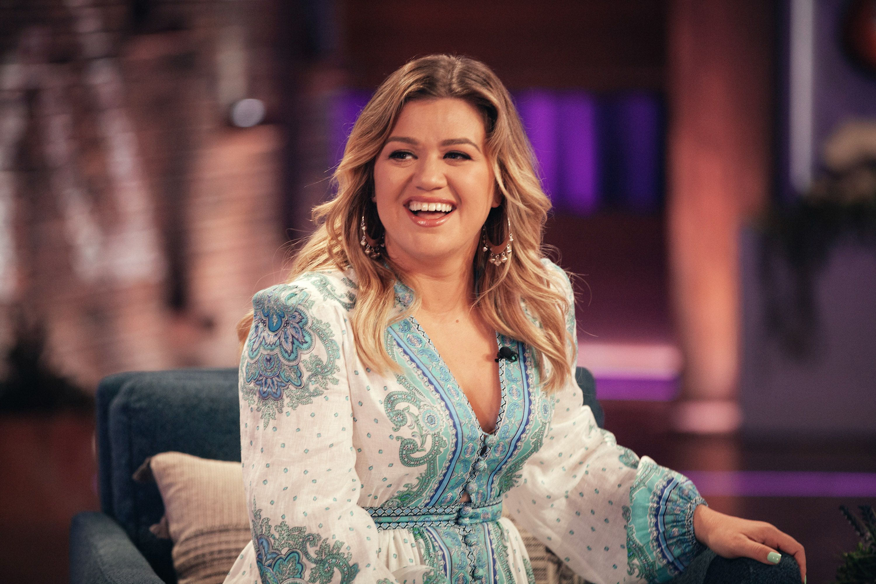 The Voice' Fans Can'T Stop Losing It Over Kelly Clarkson'S New Look Going  Viral On Tiktok