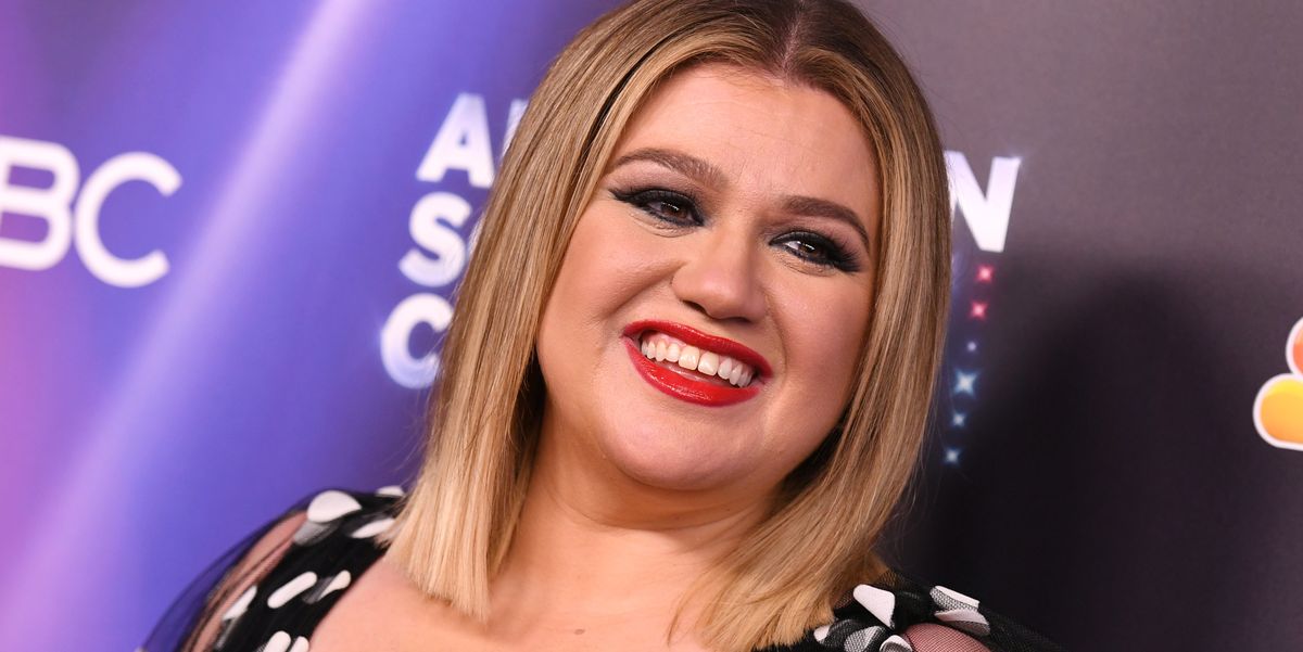 ‘The Voice’ Star Kelly Clarkson Wore a See-Through Lace Dress and Fans Can’t Handle It