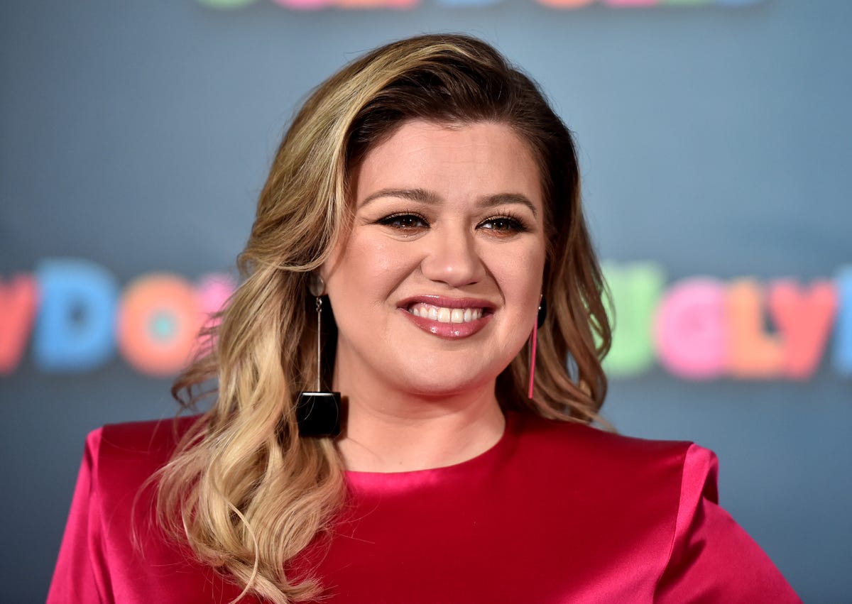 the voice 2023 kelly clarkson wayfair knitting instagram