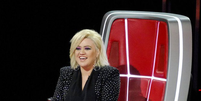 The Voice Coach Nick Jonas Called Out Kelly Clarkson During the Blind ...