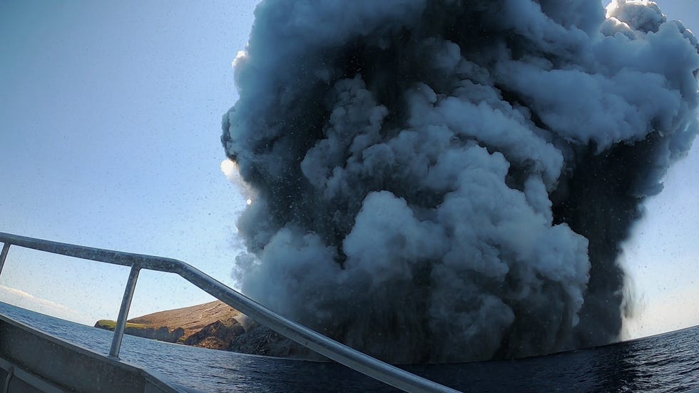 the volano rescue from whakaari cr courtesy of netflix © 2022