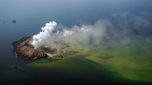 the volano rescue from whakaari cr courtesy of netflix © 2022