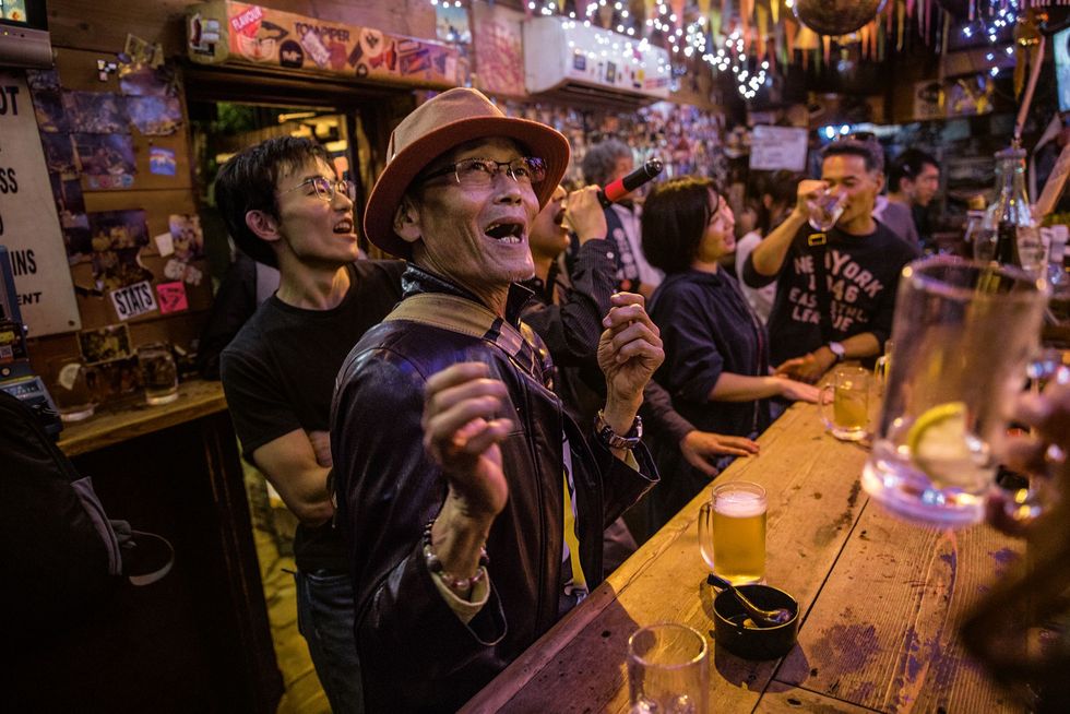 In Golden Gai in Shinjuku een uitgaanswijk met honderden barretjes zingen Tokiors en toeristen tot diep in de nacht mee met karaokehits Met zijn smalle straten is Shinjuku een van s werelds compactste uitgaanswijken Karaoke uitgevonden in een andere stad is nog altijd een van Japans populairste tijdverdrijven