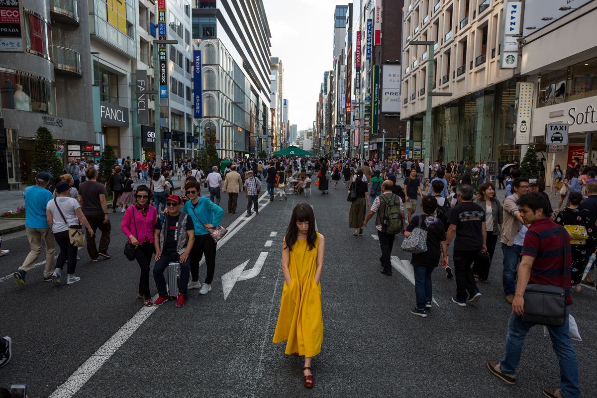 Slenteren over Chuodori in Ginza een van de drukste bestemmingen van Tokio Autos rijden doordeweeks over straat maar op middagen in het weekend wordt een 16 km lange strook afgesloten voor verkeer Cafs boutiques  en straatartiesten trekken lokale inwoners en dagjesmensen