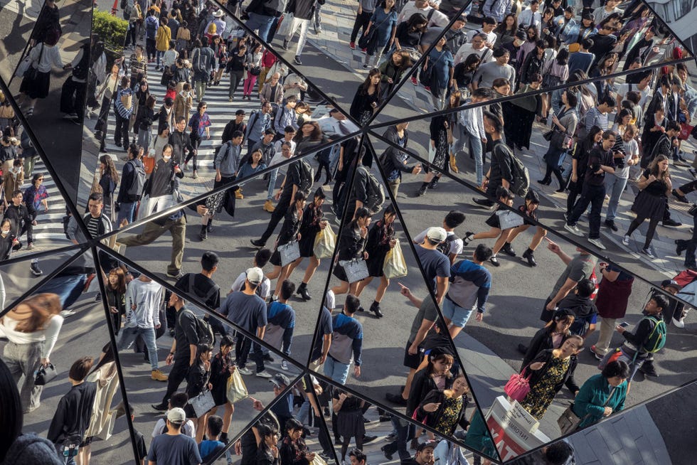 Winkelpubliek op weg naar Omotesando een drukke winkelstraat in s werelds drukst bewoonde stedelijke gebied Tokio ruim 37 miljoen inwoners is een van s werelds veiligste schoonste en innovatiefste agglomeraties