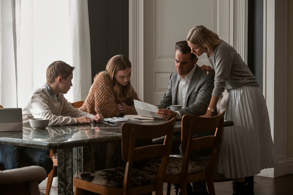 the watcher l to r luke david blumm as carter brannock, isabel marie gravitt as ellie brannock, bobby cannavale as dean brannock, naomi watts as nora brannock in episode 101 of the watcher cr eric liebowitznetflix © 2022