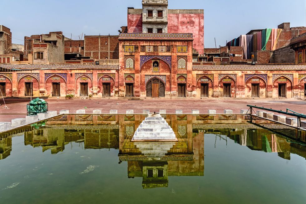 Reflection, Building, Waterway, Reflecting pool, Landmark, Architecture, Historic site, Water, River, Palace, 
