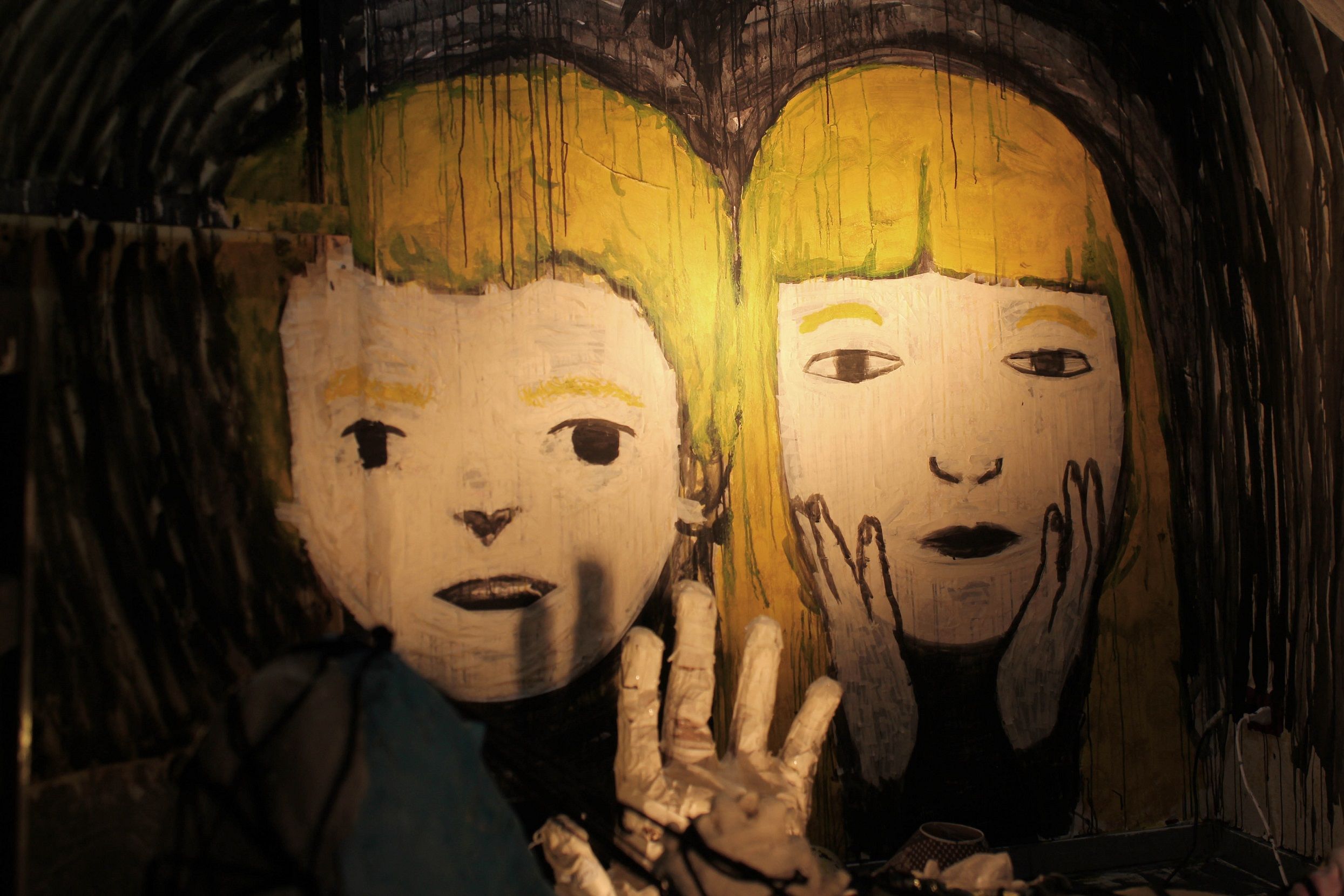 オオカミの家』アート映画でカルトの恐怖を描く現代芸術家デュオにインタビュー｜エスクァイア日本版