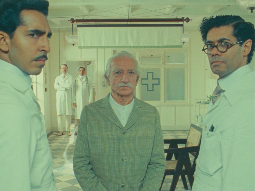 Dev Patel als Dr. Chatterjee, Sir Ben Kingsley als Imdad Khan und Richard Ayoade als Dr. Marshall in „Die wundervolle Geschichte von Henry Sugar“ von Roald Dahl