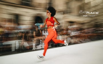 el desfile de moda y runinng de distance y strava en parís