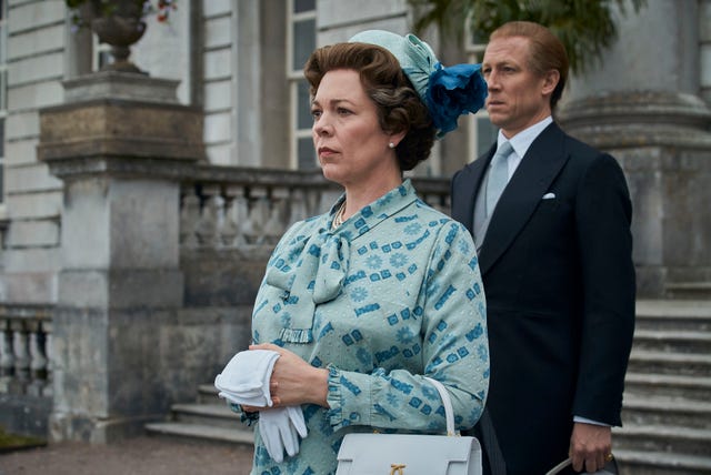 The Crowns Olivia Colman Pays An Emotional Tribute To The Queen