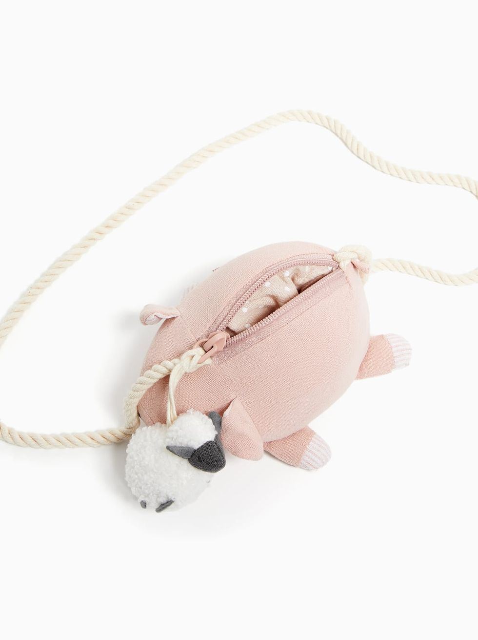 ZARA 超萌「小豬包」上市第一天就缺貨！毛絨絨、粉嫩嫩的設計，怎麼忍心不買回家過年！