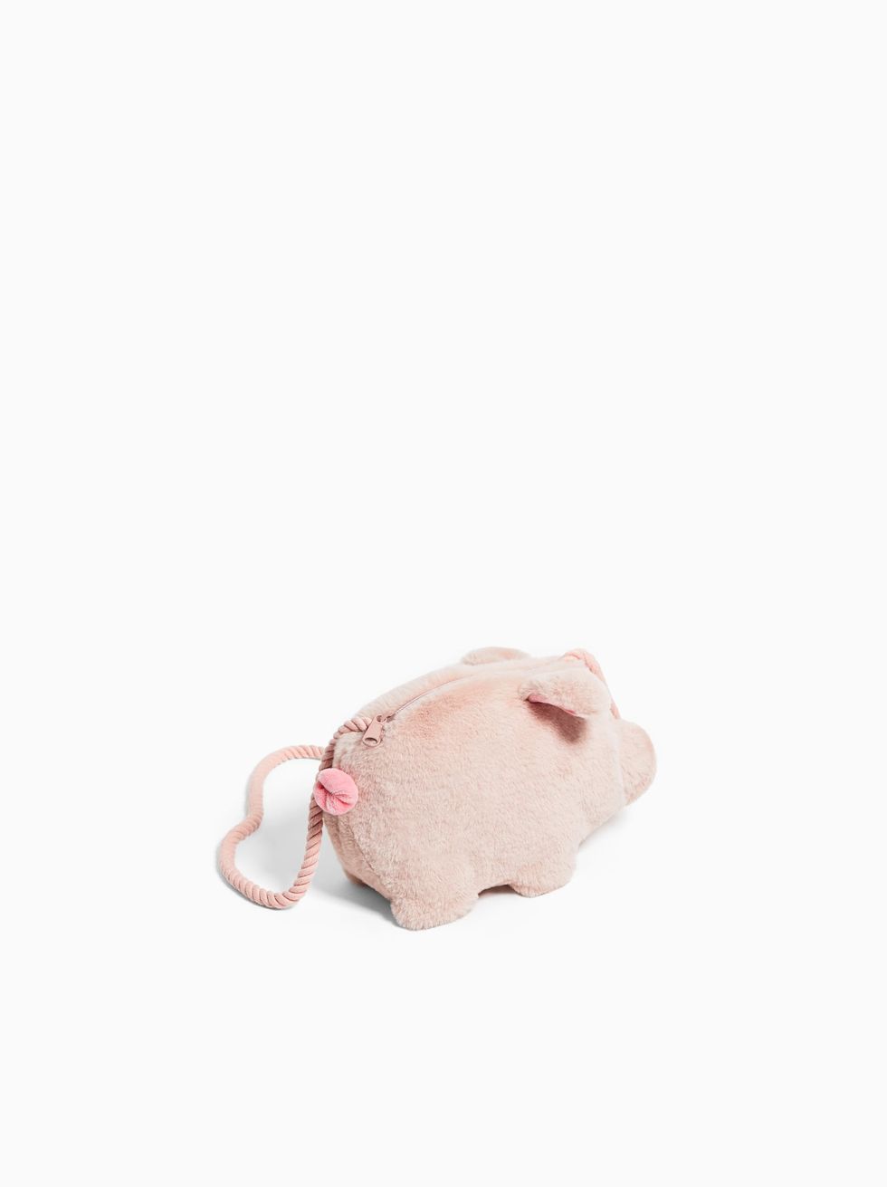 ZARA 超萌「小豬包」上市第一天就缺貨！毛絨絨、粉嫩嫩的設計，怎麼忍心不買回家過年！