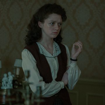 maisie williams in "the new look," premiering february 14, 2024 on apple tv