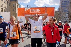 theo mulder finisht nn marathon rotterdam met privé pacer linda voets